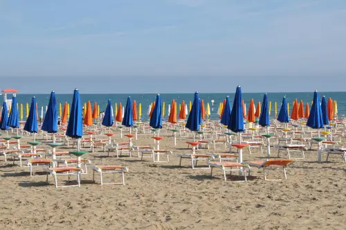 Rimini, via alla demolizione dell’ex colonia Enel: nascerà una piazza sul mare