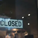 Reggio Emilia, negozi chiusi dalle 22 nelle aree a rischio